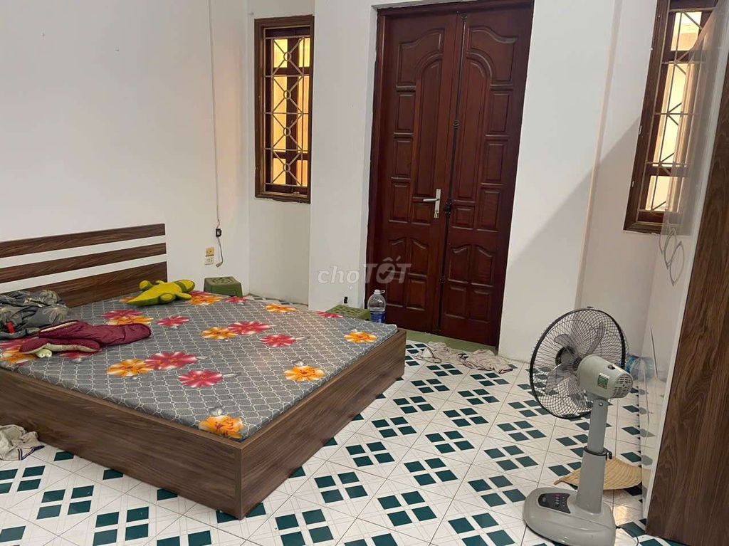 Rent your own house. 89 lạc long quân.40 m.2 x 3rd floor bedroom only 11 million