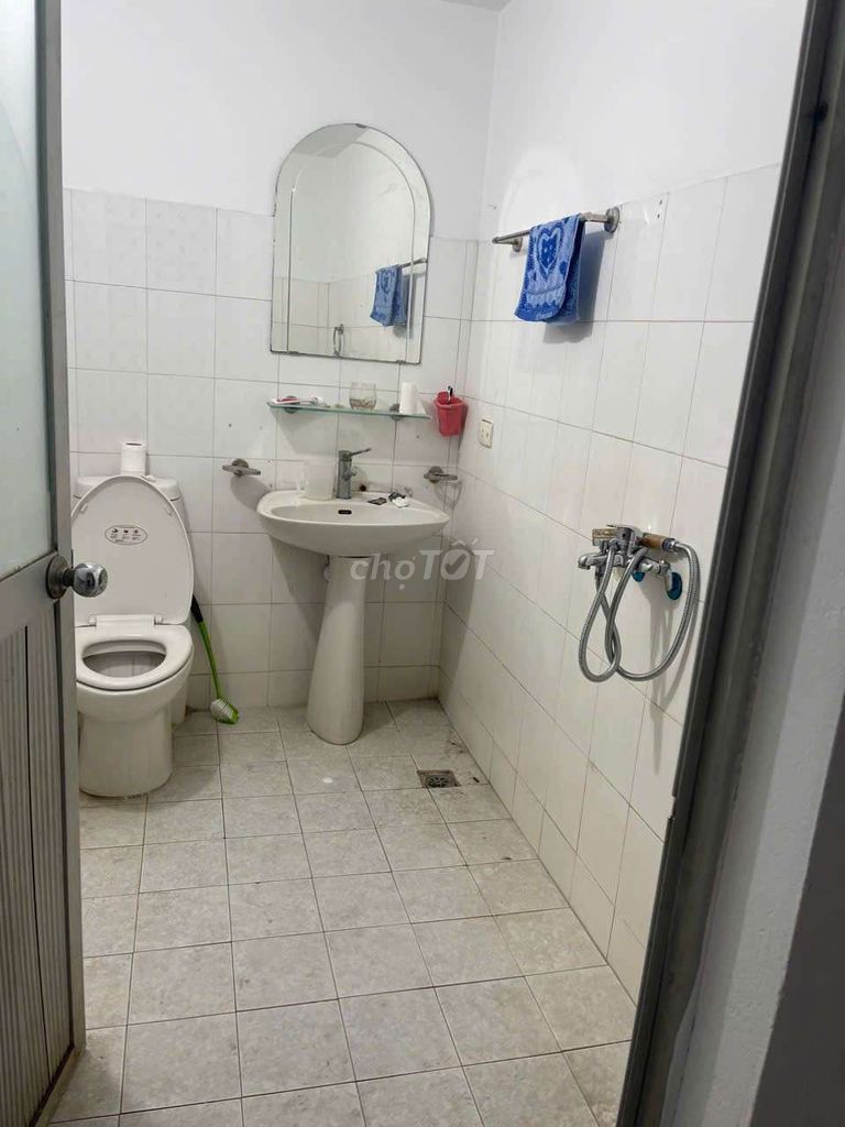 Rent your own house. 89 lạc long quân.40 m.2 x 3rd floor bedroom only 11 million