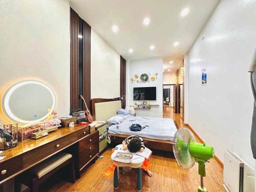 Rent Đội Cấn Ba Đình area 55M 5th floor bedroom full page 14 million