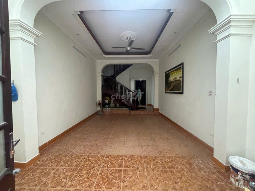 The main entrance of the copper street releases 60 meters by 4 ts at 26 million with a refrigerator