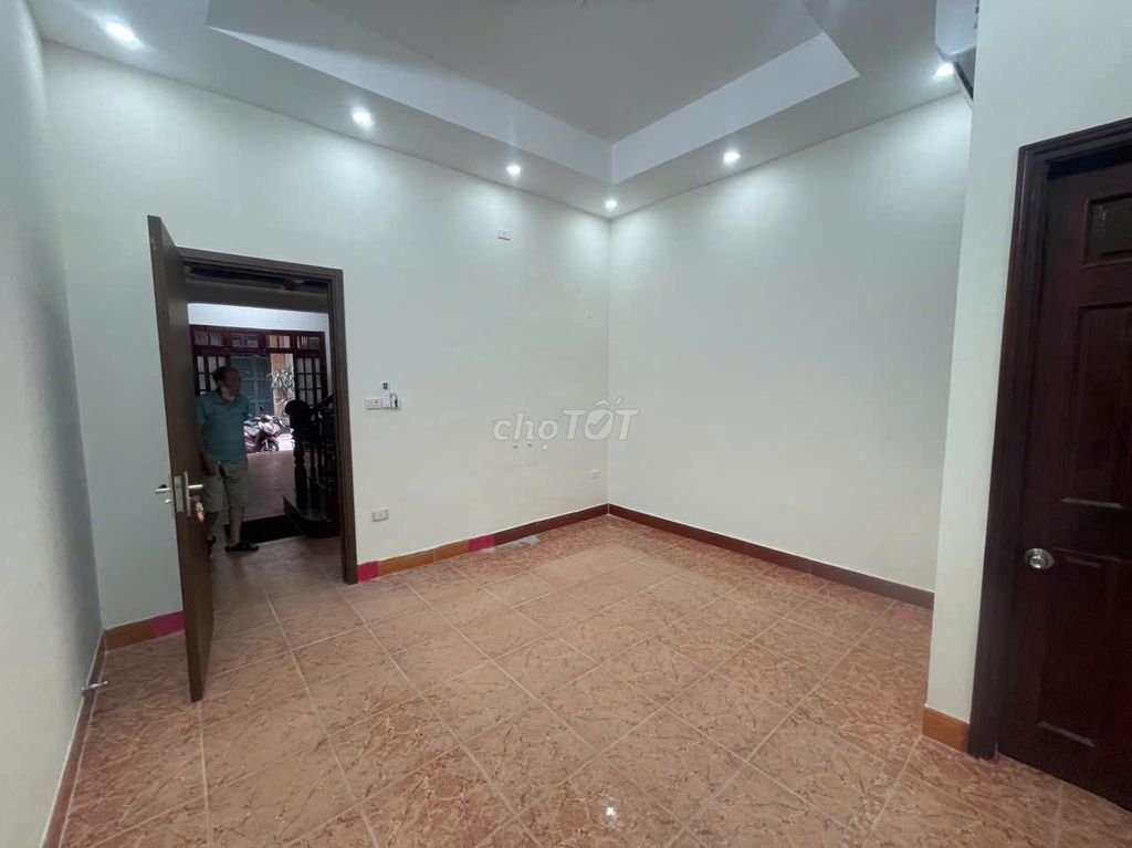 The main entrance of the copper street releases 60 meters by 4 ts at 26 million with a refrigerator