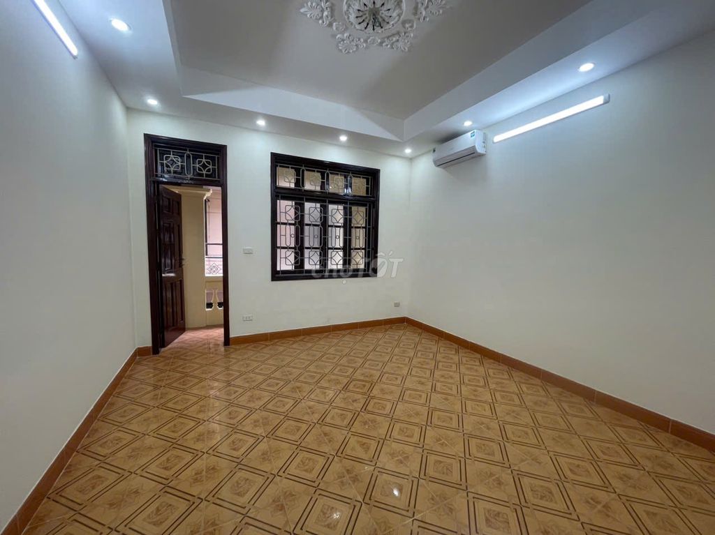 The main entrance of the copper street releases 60 meters by 4 ts at 26 million with a refrigerator