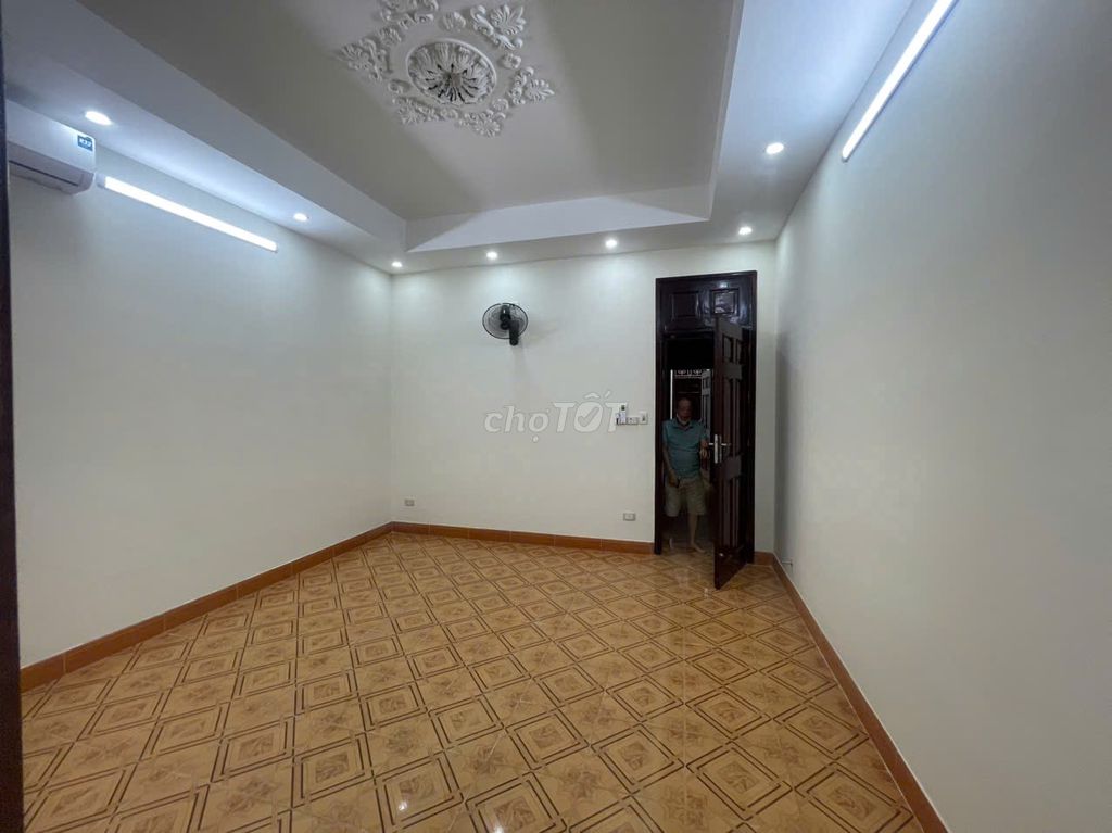 The main entrance of the copper street releases 60 meters by 4 ts at 26 million with a refrigerator