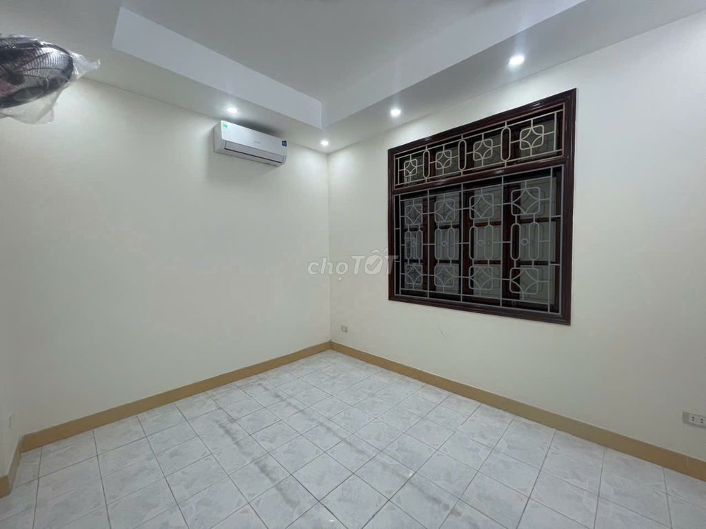 The main entrance of the copper street releases 60 meters by 4 ts at 26 million with a refrigerator