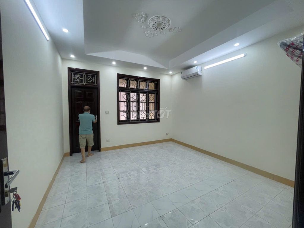 The main entrance of the copper street releases 60 meters by 4 ts at 26 million with a refrigerator