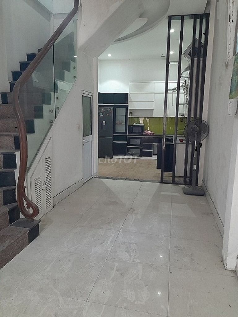 Rent a four-story 132th street on Cầu Giấy. He's got college, Nl, kitchen.