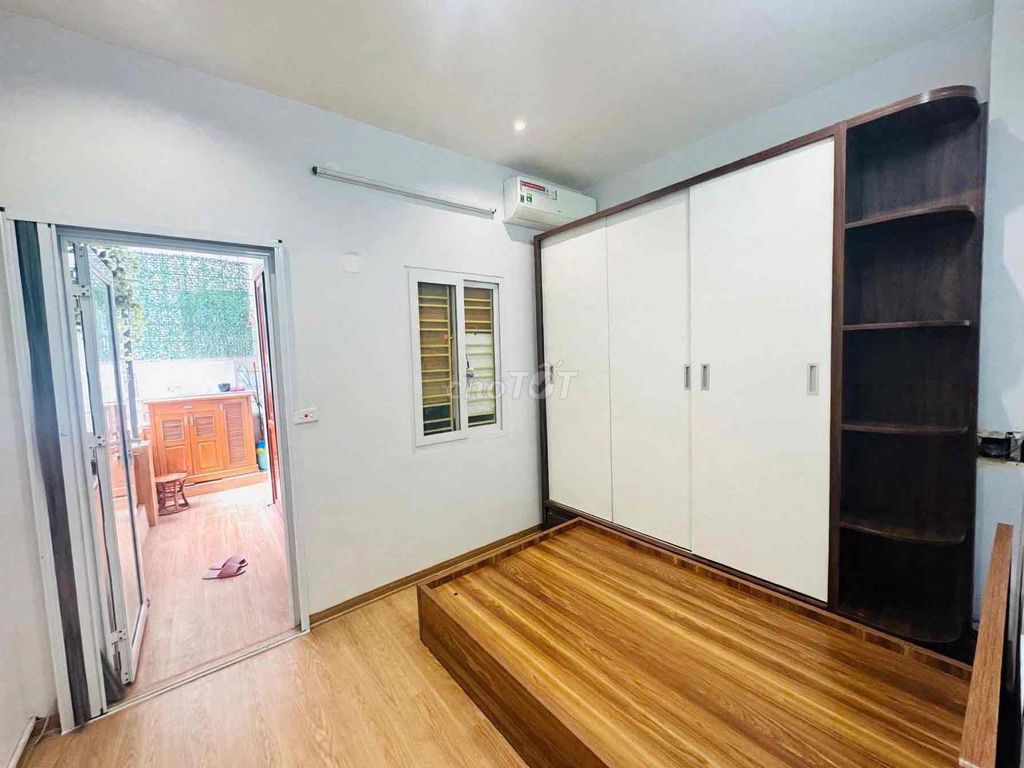 Three floors to his own house, 50 M2 full of four bedrooms right on the street of 15 million wages.