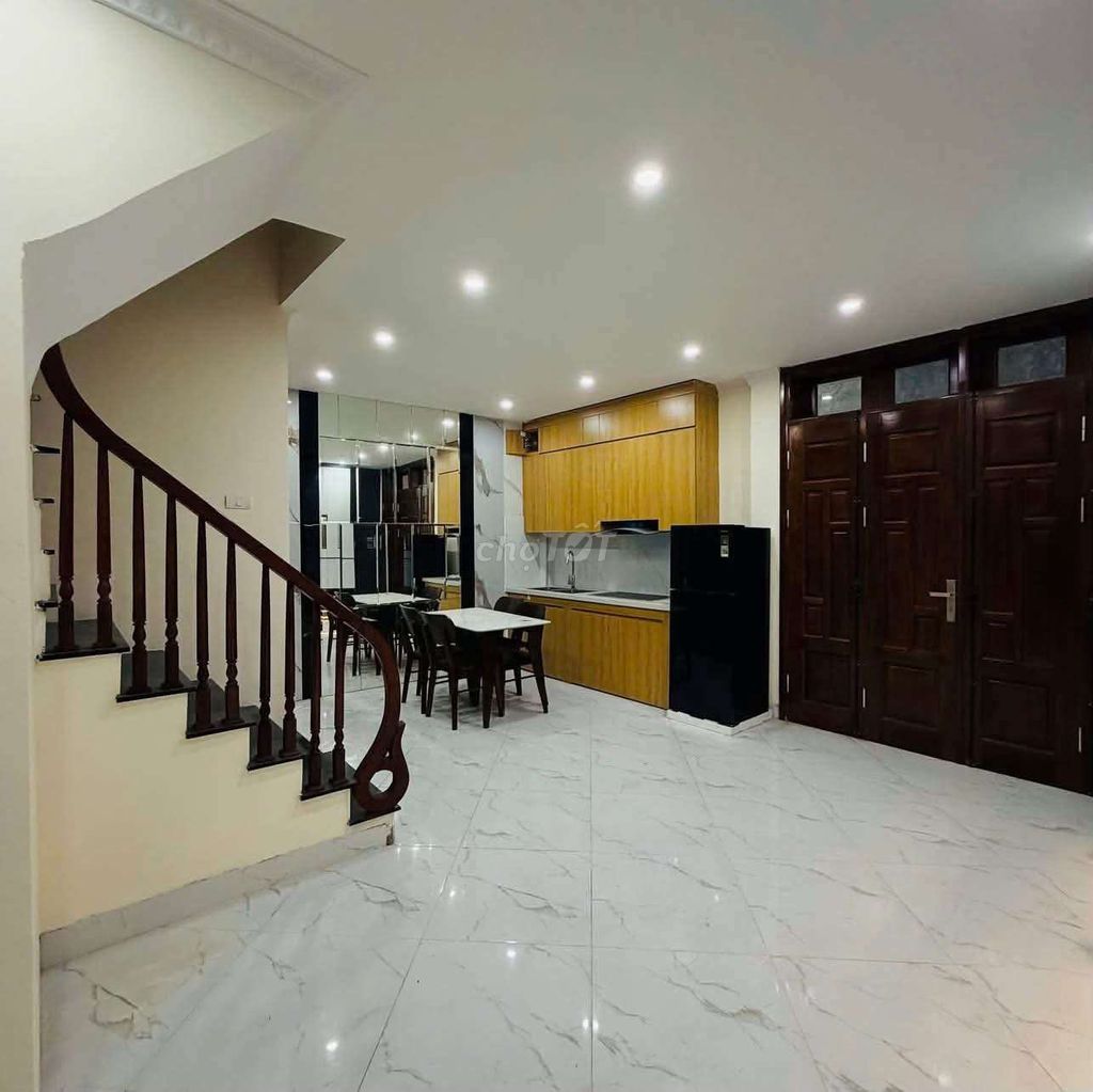 Bồ Đề-- six-story elevators, full gear, three bedrooms-- 15 million a month!