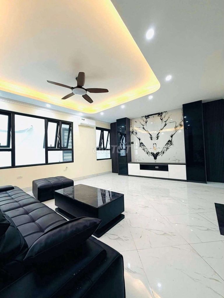 Bồ Đề-- six-story elevators, full gear, three bedrooms-- 15 million a month!