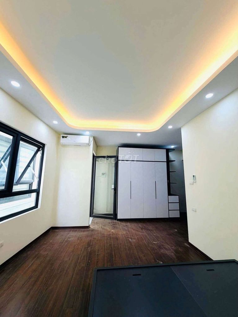 Bồ Đề-- six-story elevators, full gear, three bedrooms-- 15 million a month!