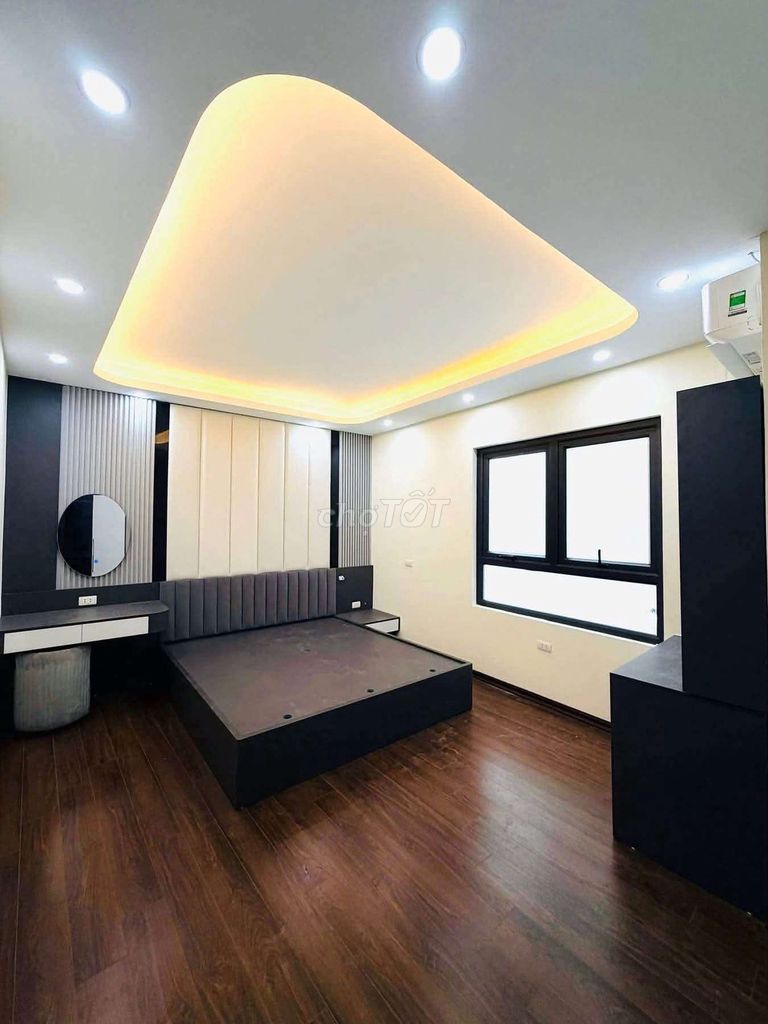 Bồ Đề-- six-story elevators, full gear, three bedrooms-- 15 million a month!
