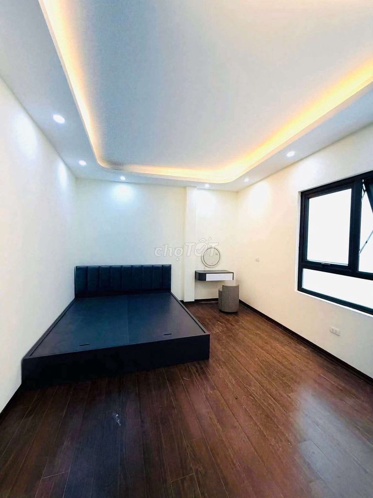 Bồ Đề-- six-story elevators, full gear, three bedrooms-- 15 million a month!