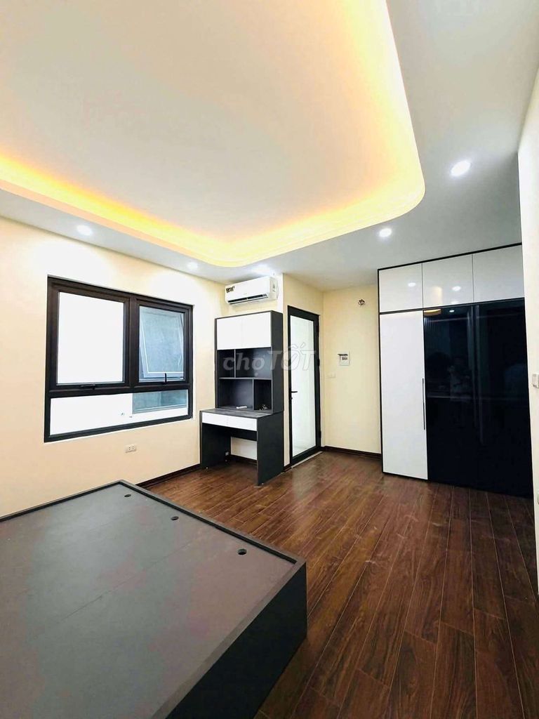 Bồ Đề-- six-story elevators, full gear, three bedrooms-- 15 million a month!