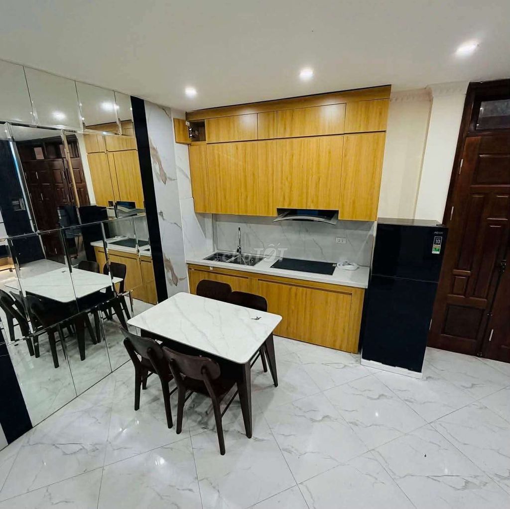 Bồ Đề-- six-story elevators, full gear, three bedrooms-- 15 million a month!