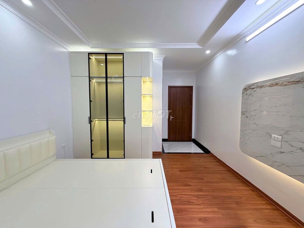 Rent a five-story street with elevators, full interior Hoàng Mai