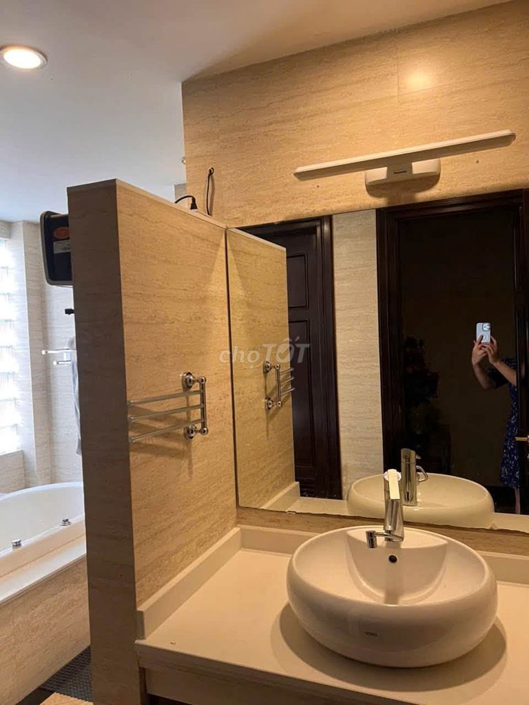 Rent Tô Ngọc Vân, Tây Hồ, with garage.