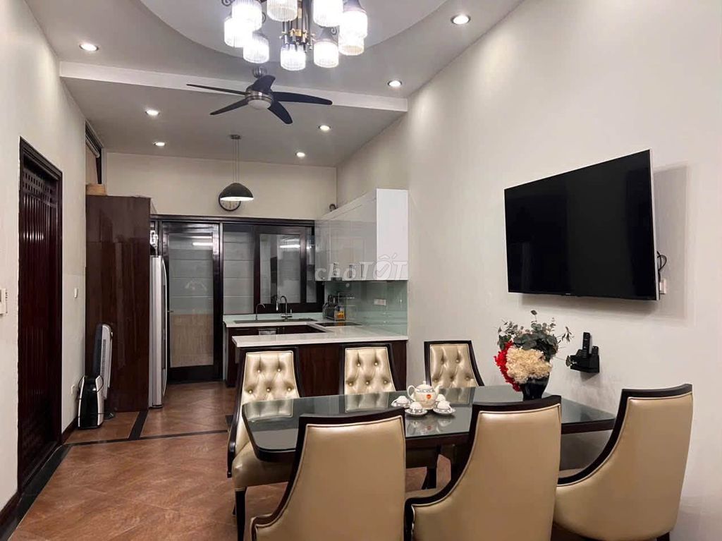 Rent Tô Ngọc Vân, Tây Hồ, with garage.