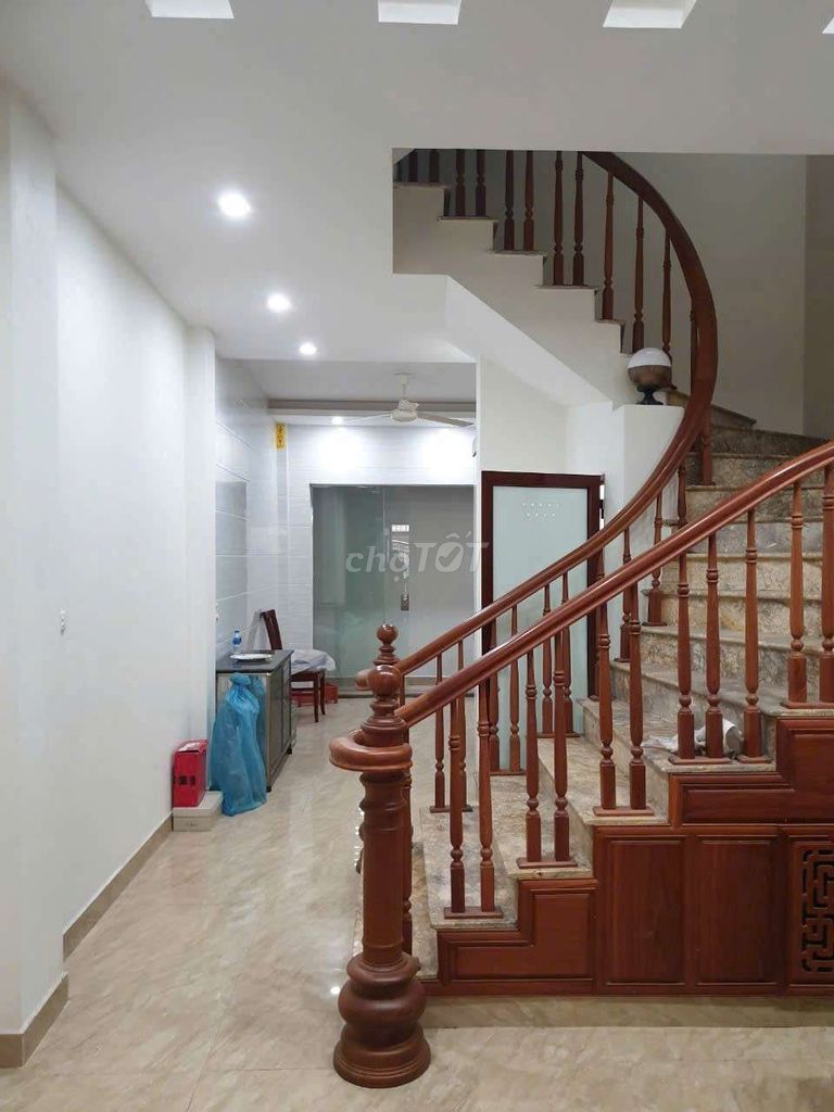 Rent a house in Hoa Bằng. area. 70 meters 2 * 3.5 floors. gate field