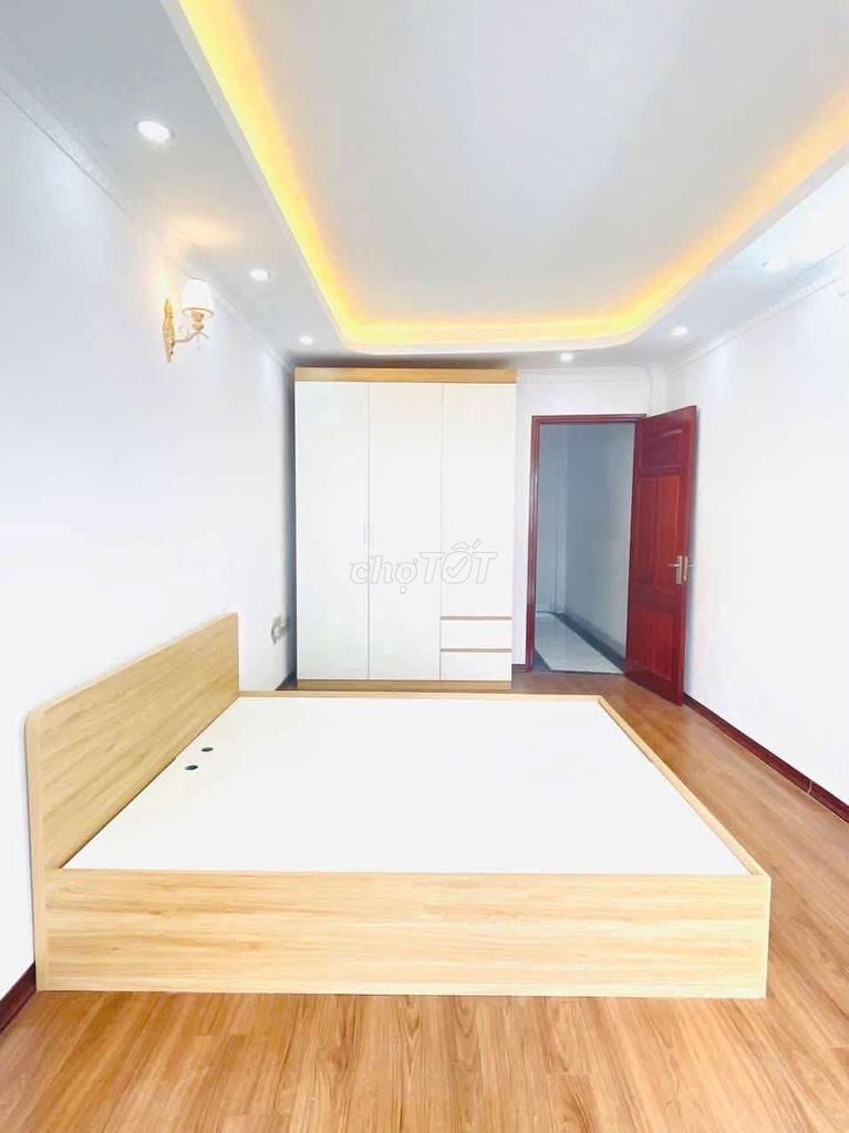 Bát Khối - Cự Khối 017 new five-story, three bedrooms, parking car - only 8 million!