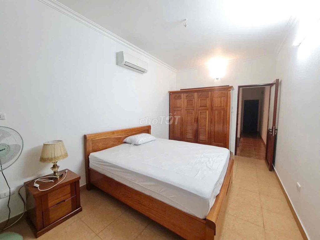 Nice house next to Lake Xi is 80 meters wide. 4 sleeps in it.
