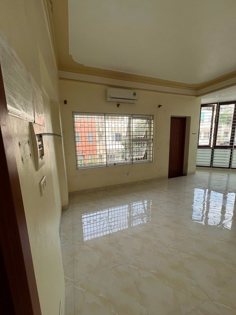 We'll rent it right next to Văn Phú, Hà Đông, the area of 112 meters, 4 floors, 20 million ath.