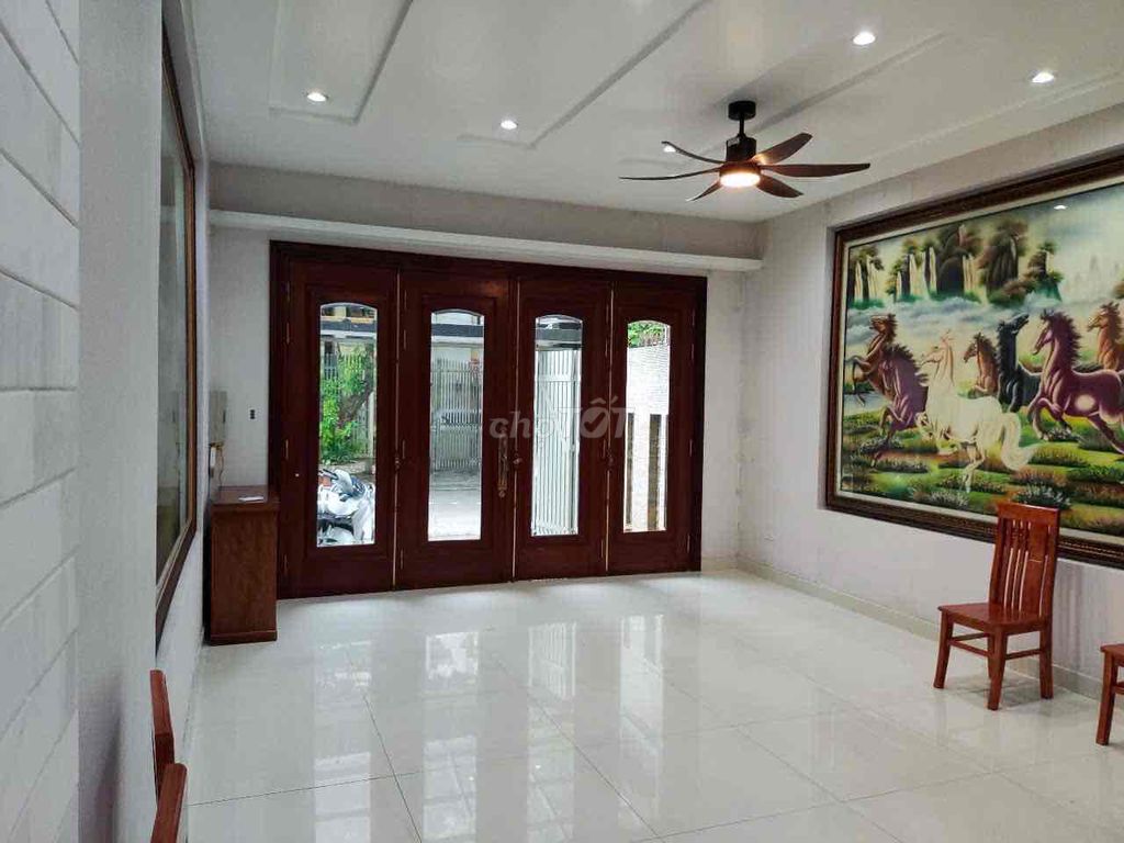Rent the house right behind Tây Hồ Marshals, fit the office.