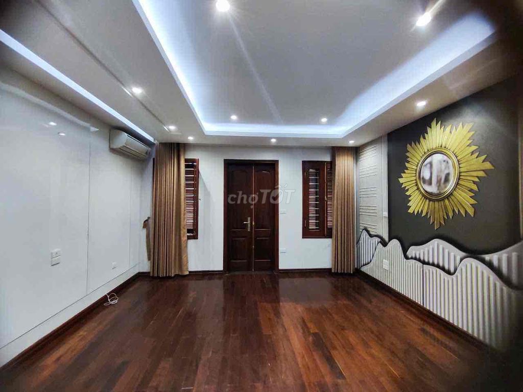 Rent the house right behind Tây Hồ Marshals, fit the office.