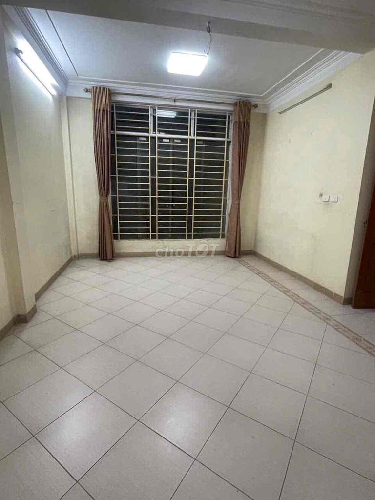 Rent 137 An Dương Vương, 4 bedrooms full of clothes