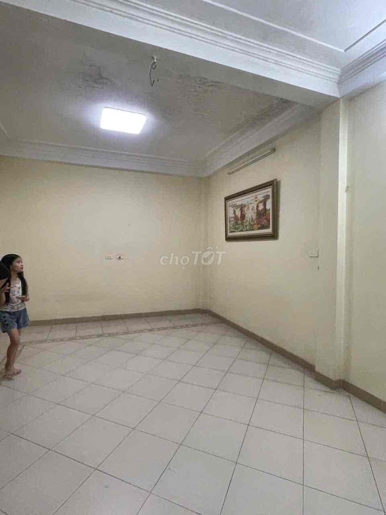 Rent 137 An Dương Vương, 4 bedrooms full of clothes