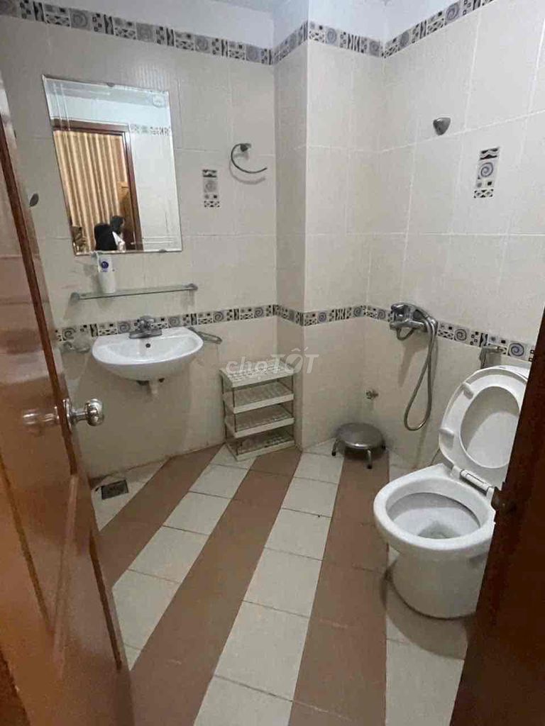 Rent 137 An Dương Vương, 4 bedrooms full of clothes