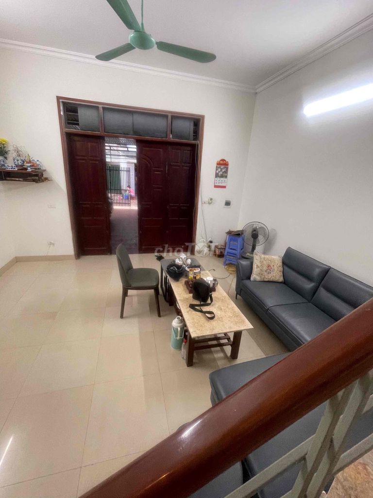 Grand car house, big yard. Three bedrooms, 90 meters wide.