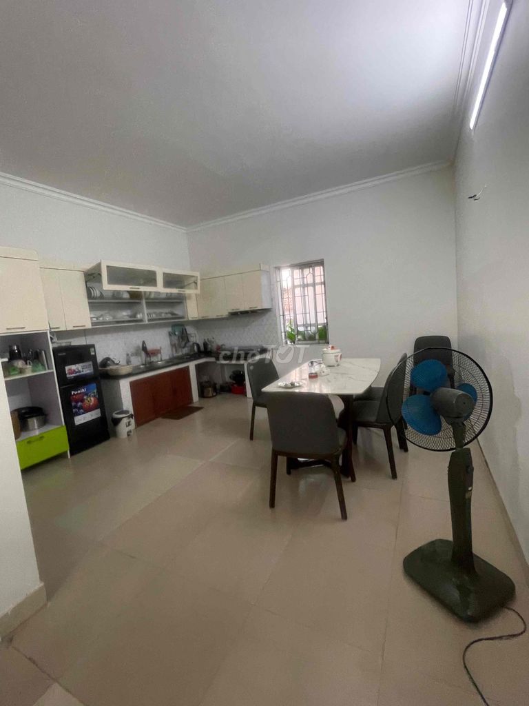 Grand car house, big yard. Three bedrooms, 90 meters wide.