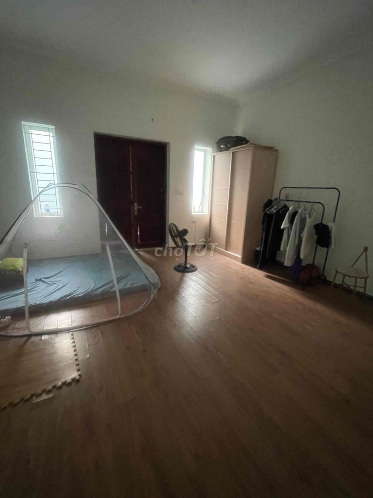 Grand car house, big yard. Three bedrooms, 90 meters wide.