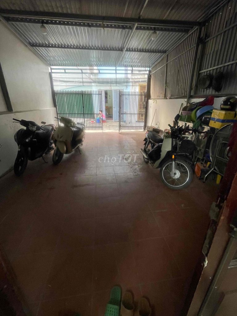 Grand car house, big yard. Three bedrooms, 90 meters wide.