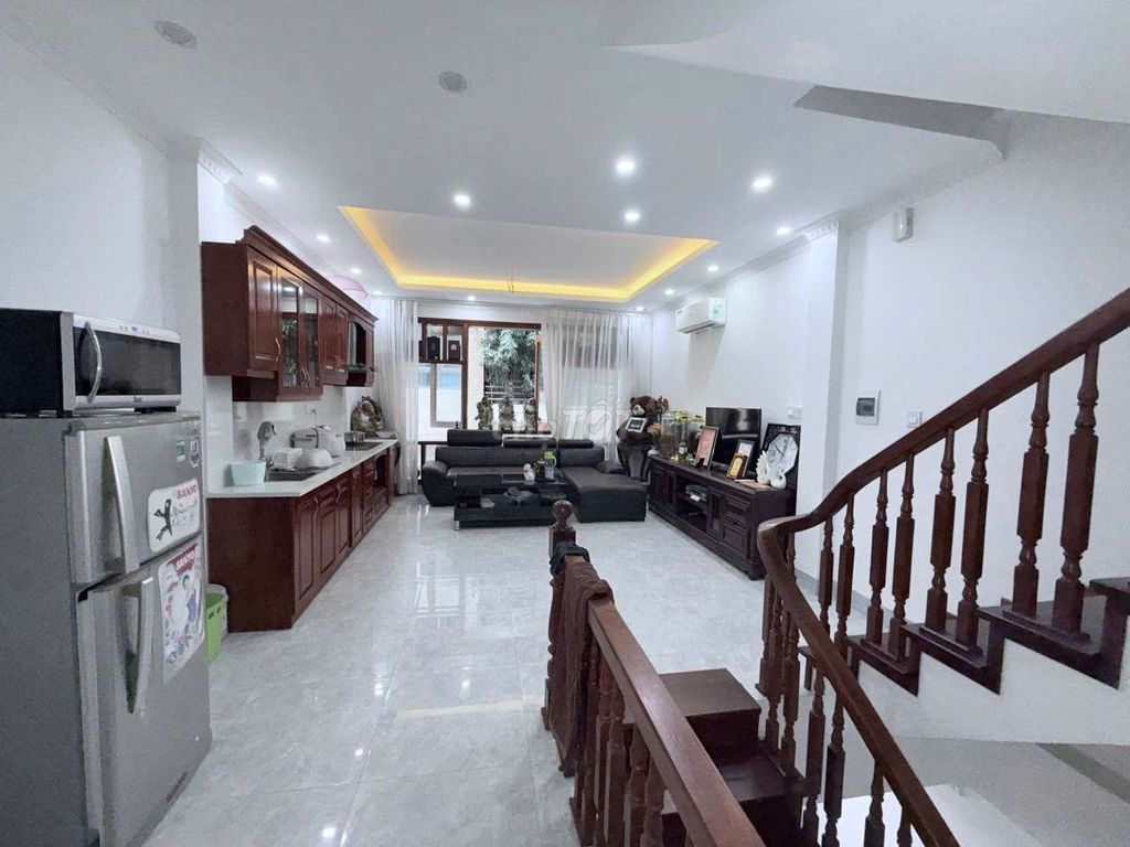 Rent the original six-story apartment at Phúc Lợi.