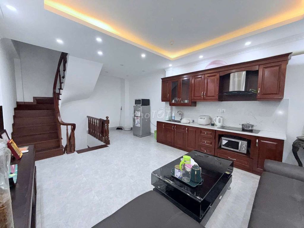 Rent the original six-story apartment at Phúc Lợi.