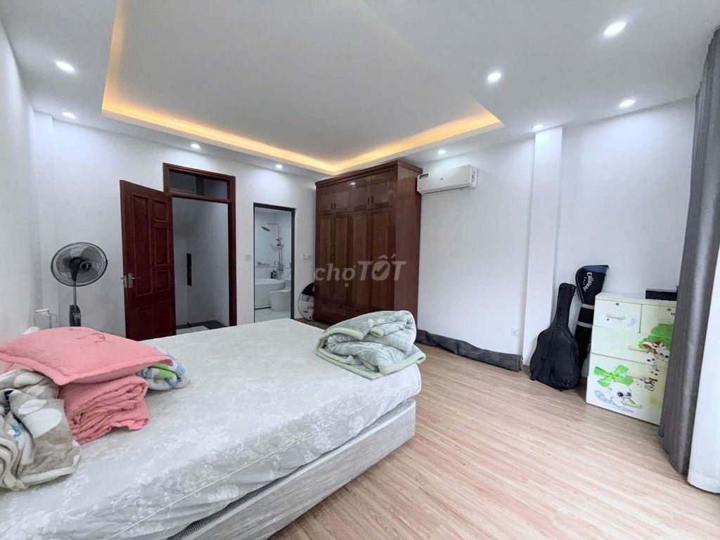 Rent the original six-story apartment at Phúc Lợi.