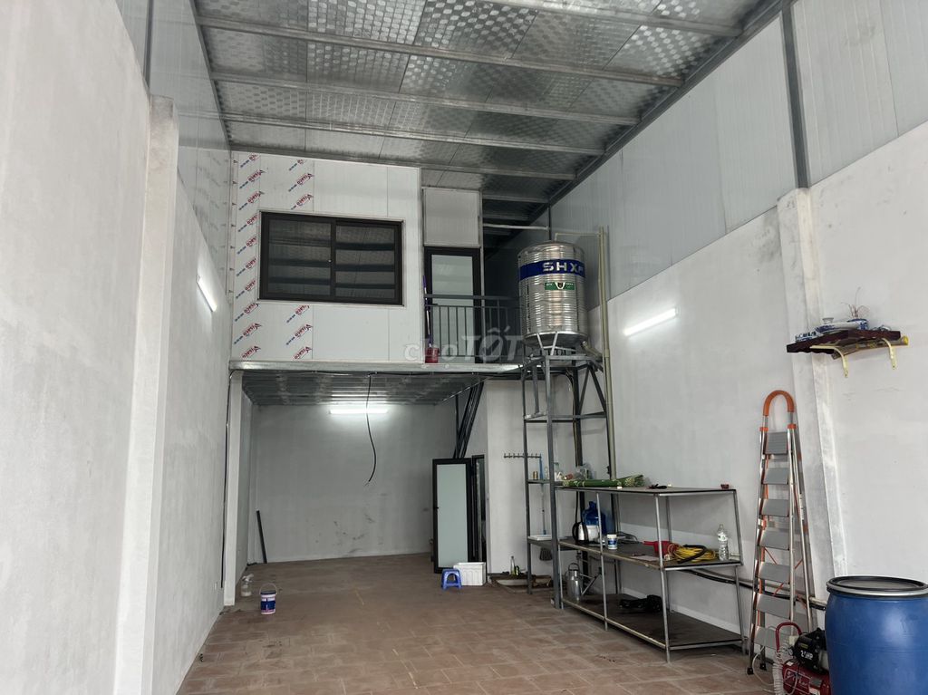 Rent a factory 80 meters, car car car into the house, in the Netherlands, close to Li.