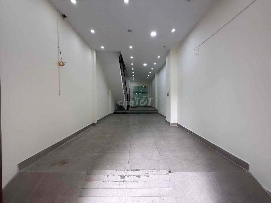 Nice place Hoàng Quốc Việt. area 50 meters, 5 floors. 20 million.