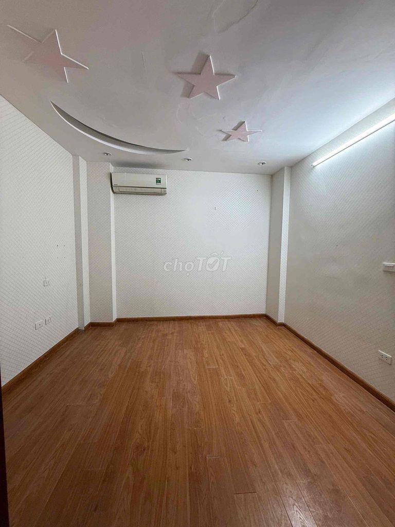 Nice place Hoàng Quốc Việt. area 50 meters, 5 floors. 20 million.