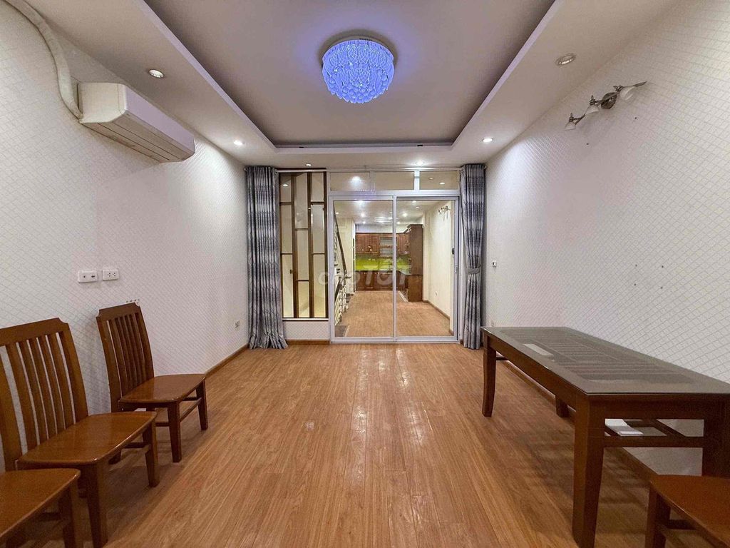 Nice place Hoàng Quốc Việt. area 50 meters, 5 floors. 20 million.
