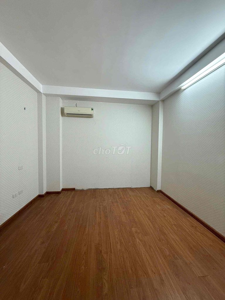 Nice place Hoàng Quốc Việt. area 50 meters, 5 floors. 20 million.