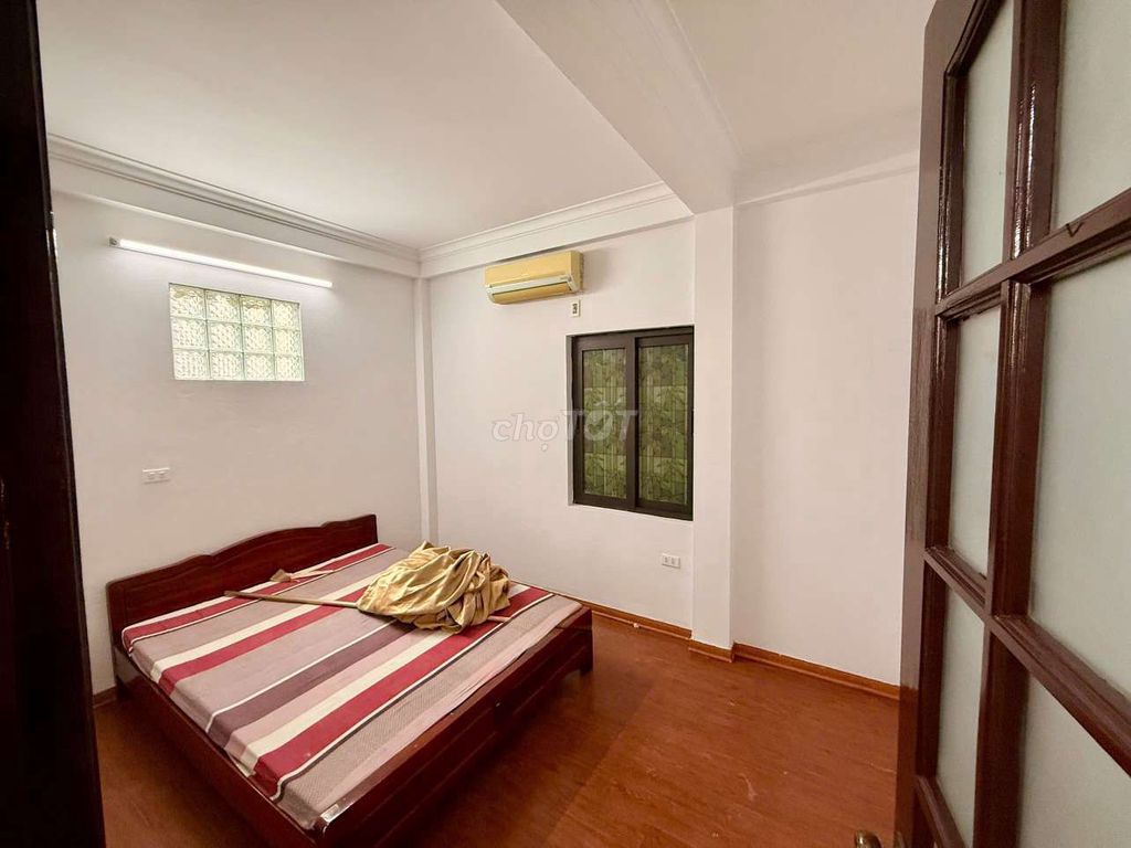 Rent a four-story 4-story 4-foot, 3-way, 14-million-dollar club.