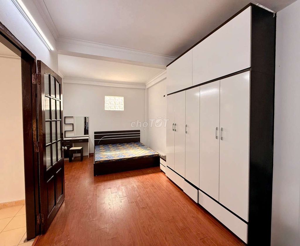 Rent a four-story 4-story 4-foot, 3-way, 14-million-dollar club.