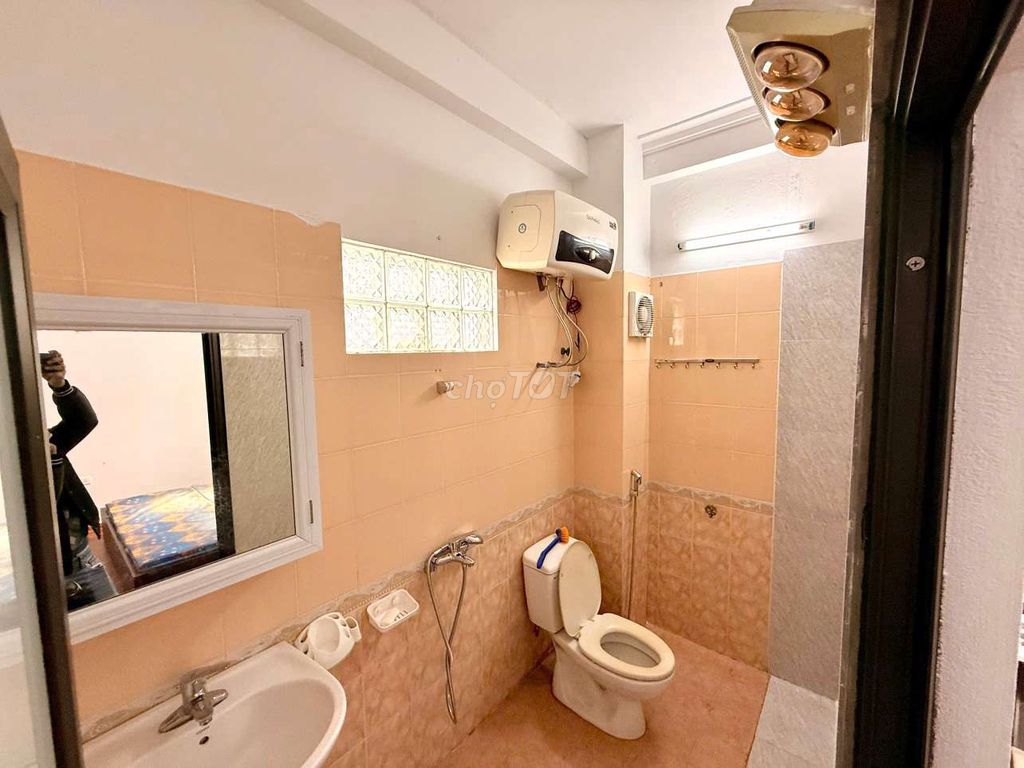 Rent a four-story 4-story 4-foot, 3-way, 14-million-dollar club.