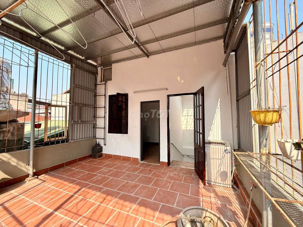 Rent a four-story 4-story 4-foot, 3-way, 14-million-dollar club.