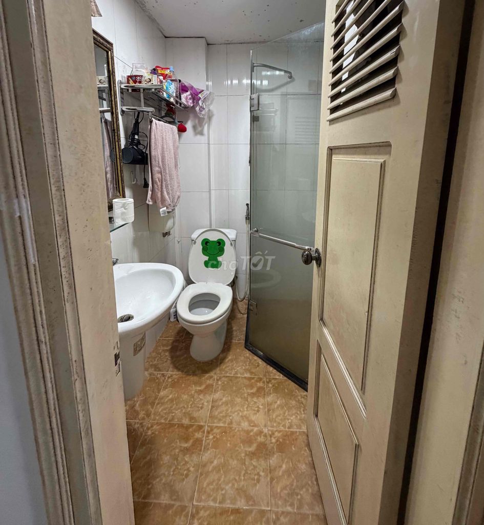 We'll rent room two in five floors.