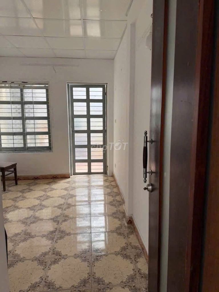 Home is 30 meters x 4 stories, 3 bedrooms, Imperial Bridge, 13 million a month.