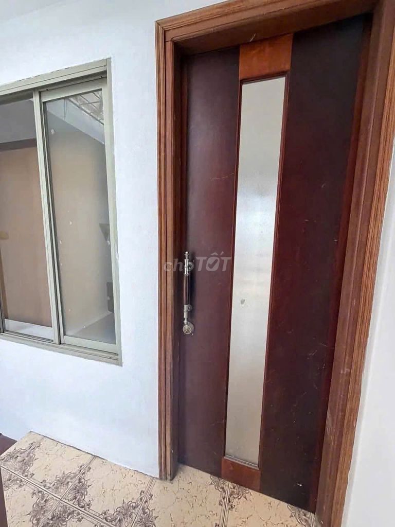 Home is 30 meters x 4 stories, 3 bedrooms, Imperial Bridge, 13 million a month.