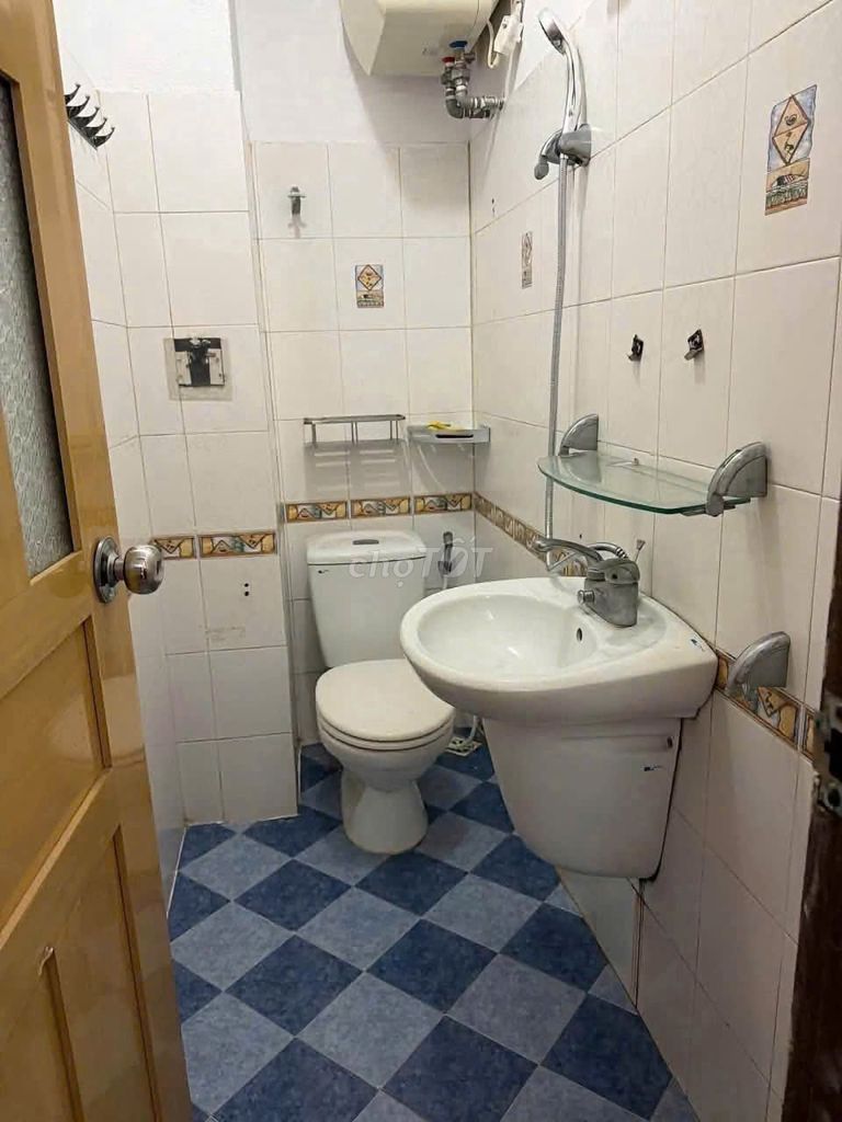 Home is 30 meters x 4 stories, 3 bedrooms, Imperial Bridge, 13 million a month.